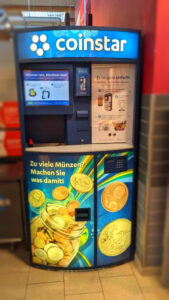 Münzgeld einzahlen mit einem Coinstar-Automaten